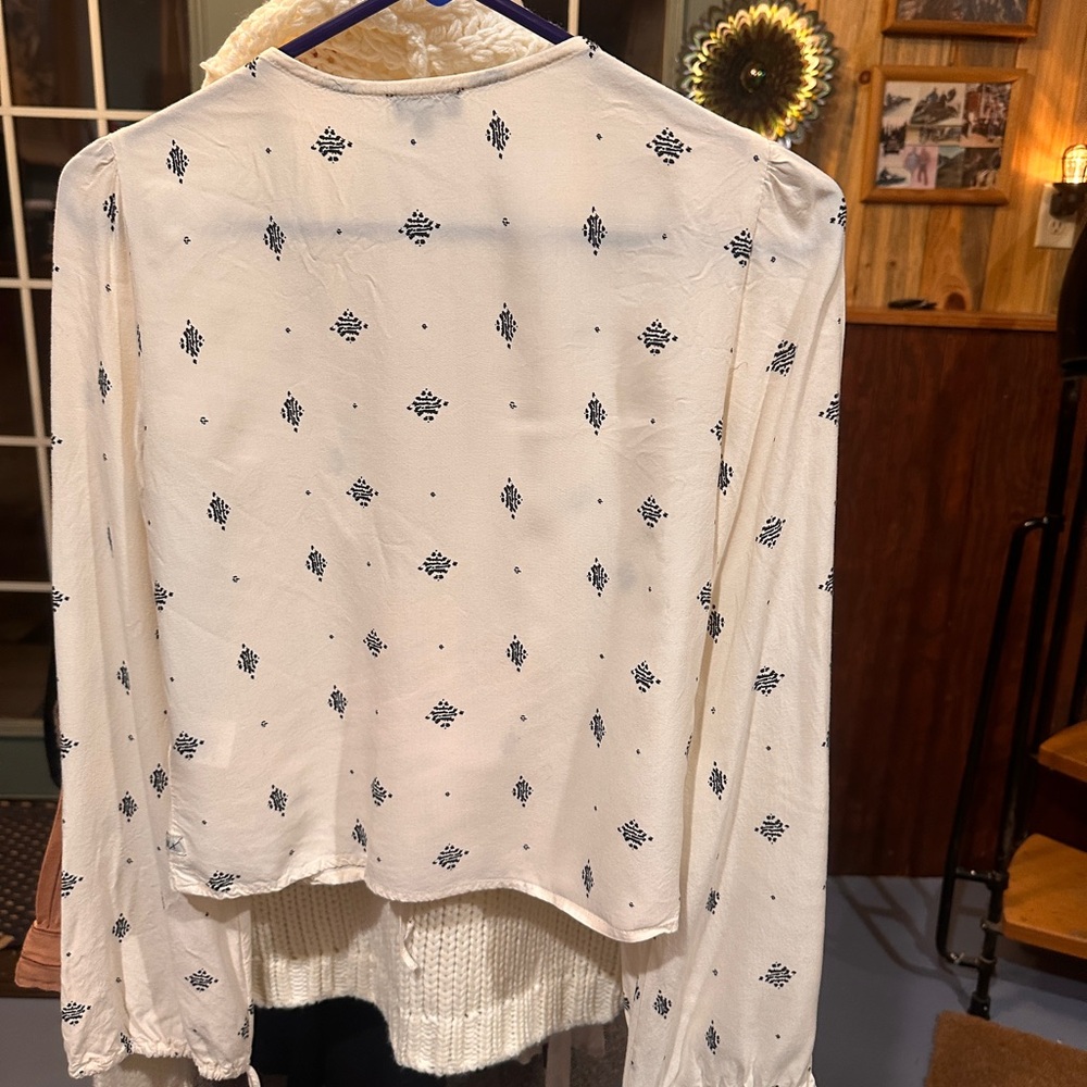 Chic White Blouse With Black Pattern - image 1